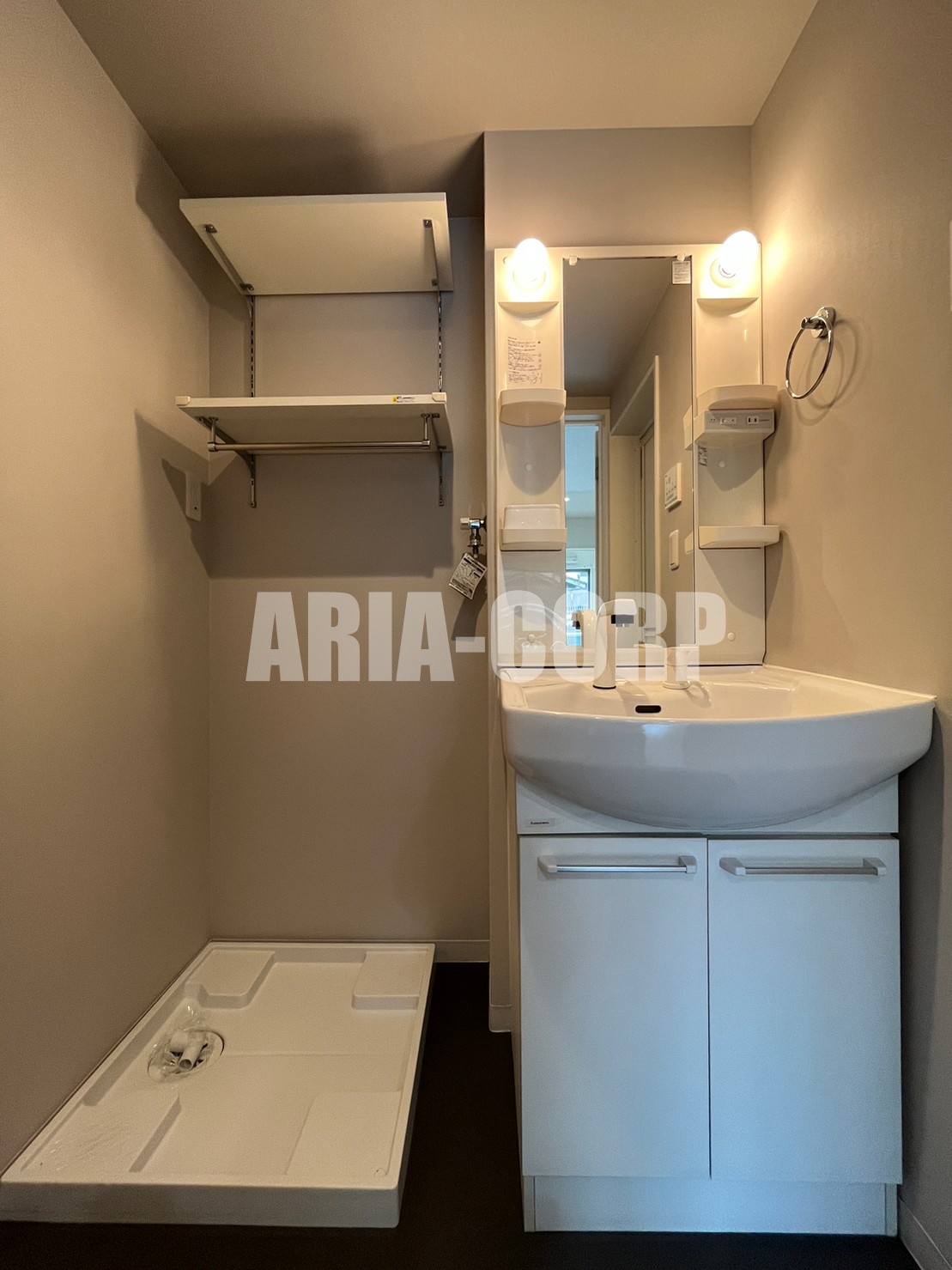 洗面設備　シャンプードレッサー付きの独立洗面台！収納豊富な洗面所♪