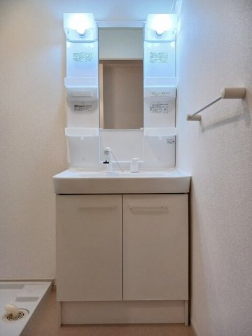 洗面設備　明るい洗面所です