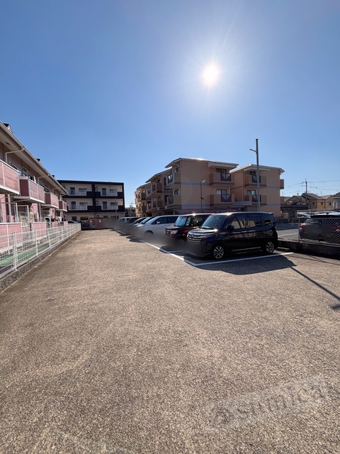 その他共有部分　広々とした敷地内駐車場を完備♪♪