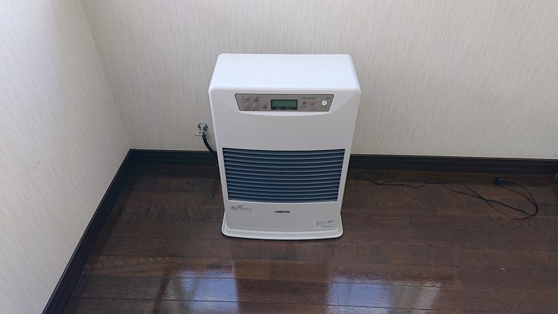 その他設備　リビングの　FF灯油ストーブ