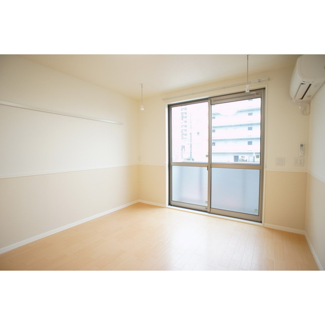 居室・リビング　高い天井の室内で随所に気遣いを感じます