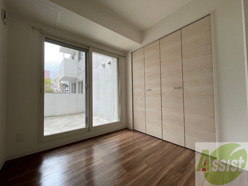 その他部屋・スペース　寝室はこちらです。光が差し込む、温かみのあるお部屋です。