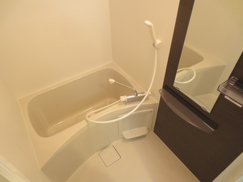 バス・シャワールーム　大きい鏡も付いております！