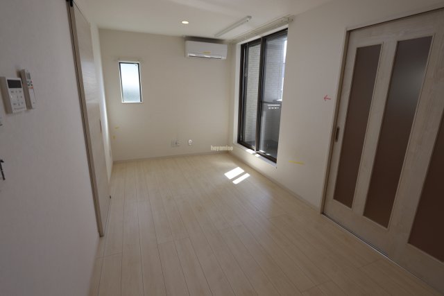 居室・リビング　写真は１０２号です。