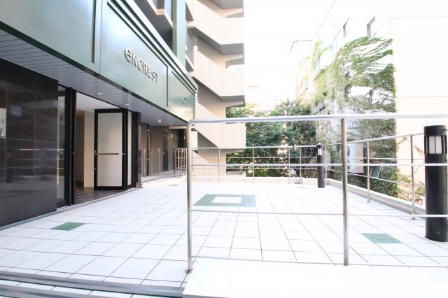 エントランス　落ち着いたエントランスです