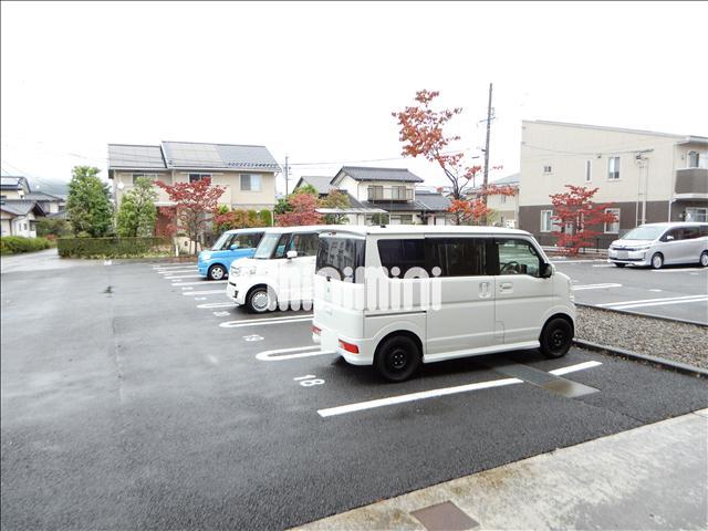 駐車場　建物北側に広々とした駐車場があります