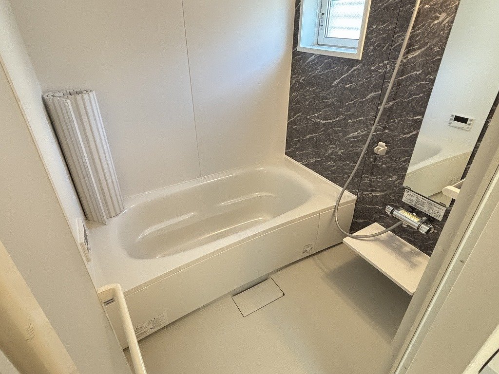 バス・シャワールーム　足が伸ばせる大型浴槽　換気窓・浴室乾燥機付　オートバス