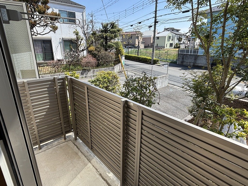 バルコニー　隣住戸と繋がってない独立バルコニー