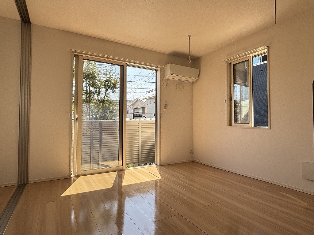 居室・リビング　日当り良好　両隣に住戸が無く生活音が気になりにくいです