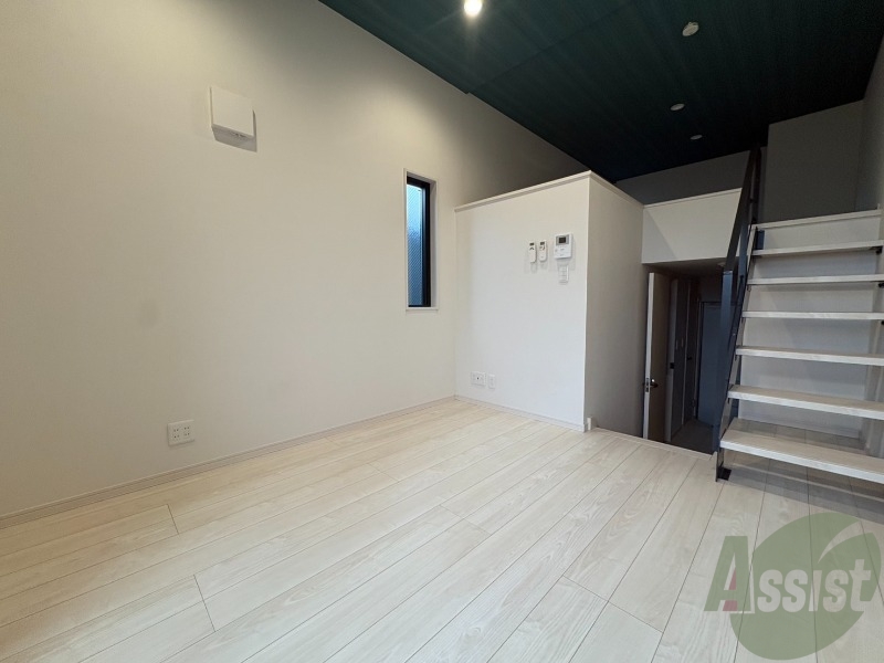 居室・リビング　南向きの大きめの窓から日差しがたっぷり入る明るいお部屋です。