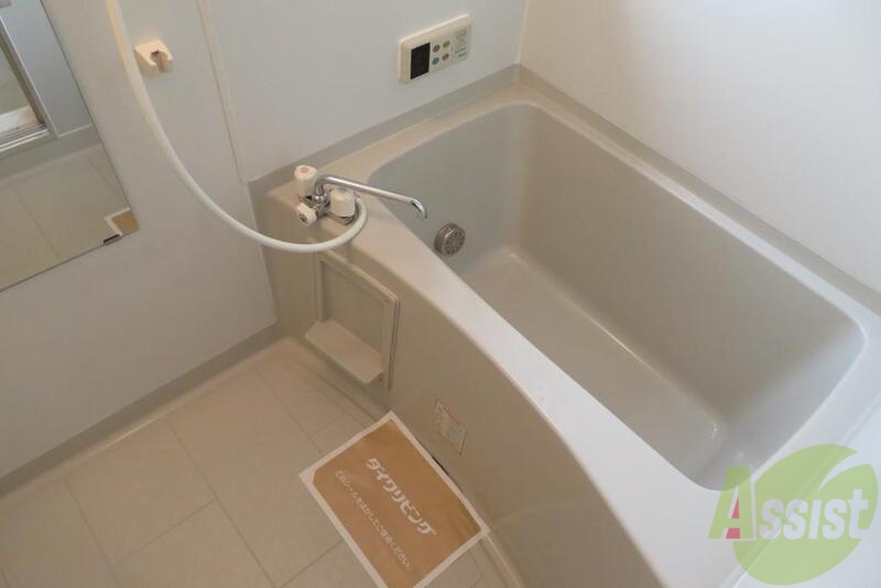 バス・シャワールーム　浴室はゆったりと浸かれそうなサイズ感ですね。