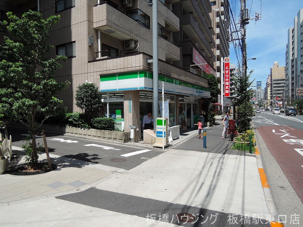 コンビニ　ファミリーマート（コンビニ）まで237m