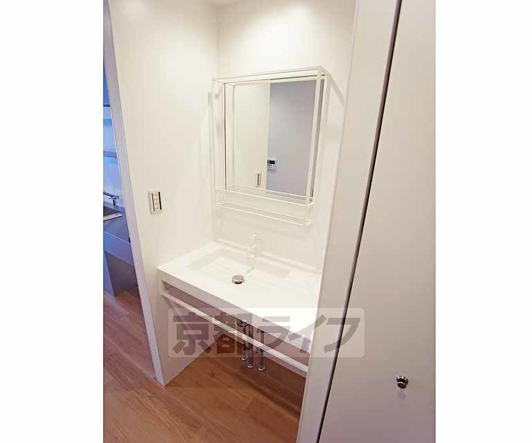 洗面設備　便利な洗面台です。