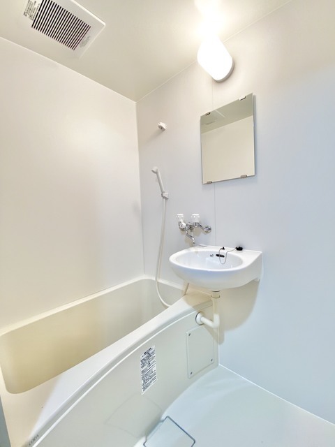 バス・シャワールーム　白く清潔感のあるお風呂