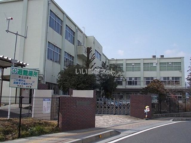 小学校　草津市立老上小学校（小学校）まで736m