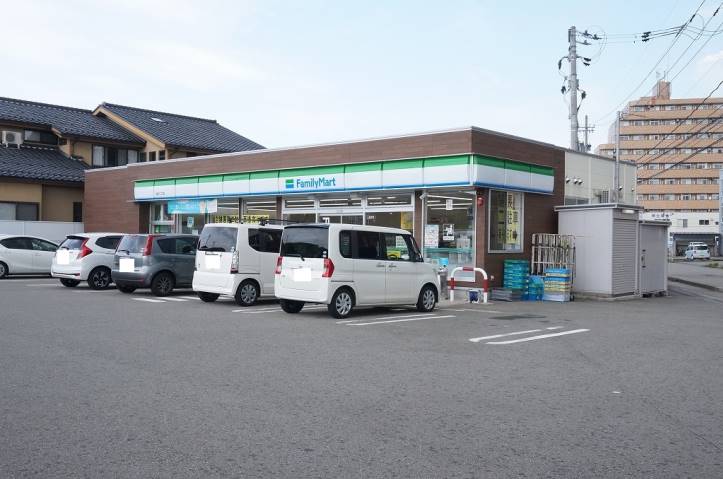 コンビニ　ファミリーマート（コンビニ）まで168m