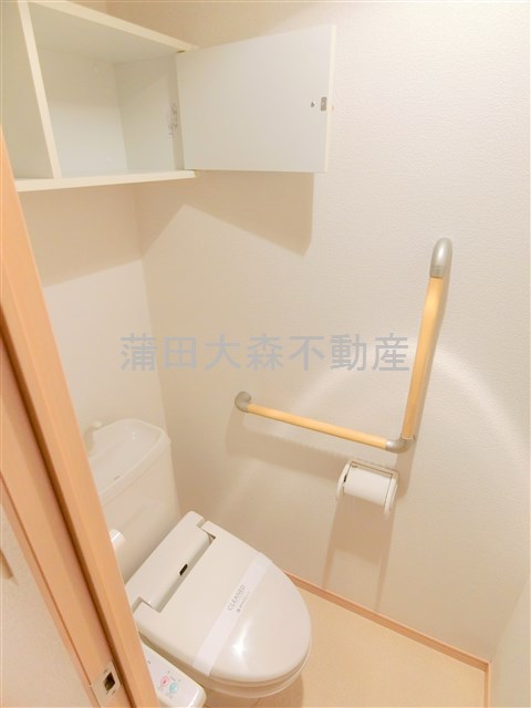 トイレ　棚収納と温水洗浄便座付きのトイレ