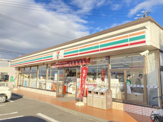 コンビニ　セブンイレブン（コンビニ）まで670m