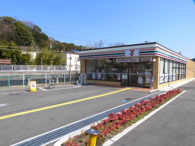 コンビニ　セブンイレブン（コンビニ）まで1385m