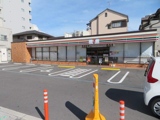 コンビニ　セブンイレブン（コンビニ）まで152m