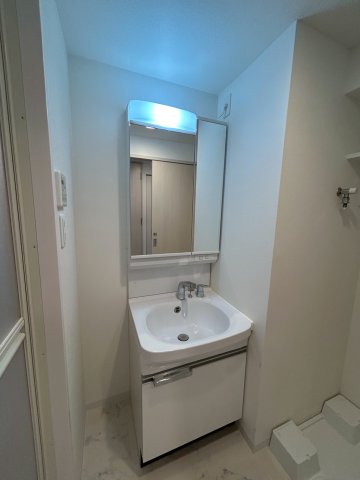 洗面設備　独立洗面化粧台が付いています