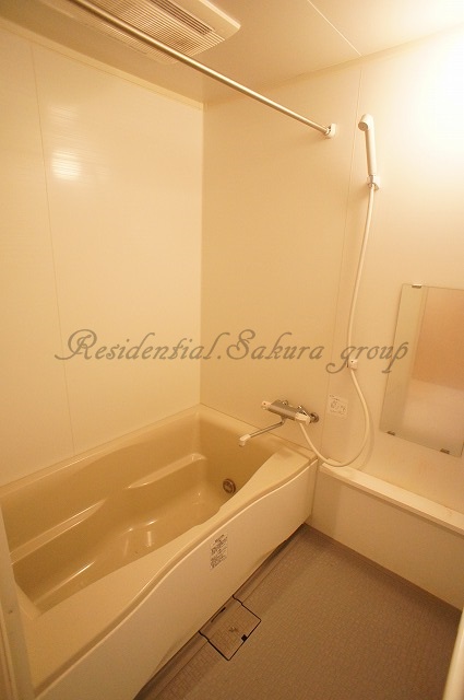 バス・シャワールーム　嬉しい追い焚き・浴室乾燥機付きです♪