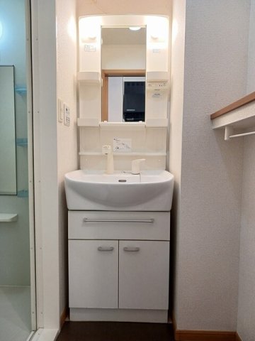 洗面設備　ゆったりとスペースのある洗面所