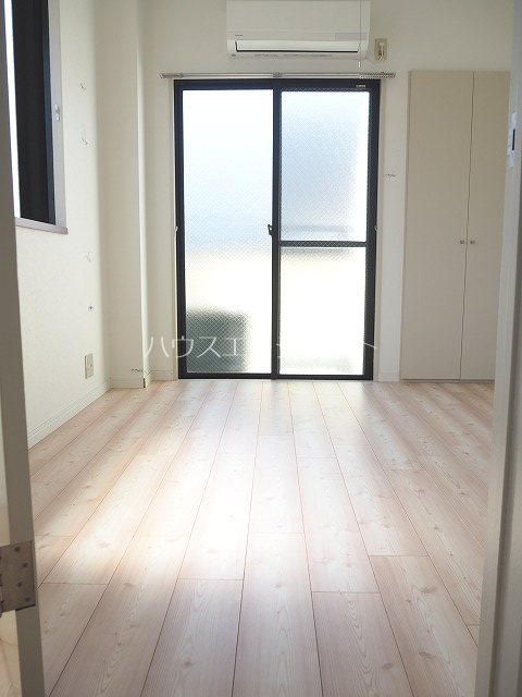 居室・リビング　明るい室内、西向きの窓から光が入ります。※写真は別号室参考画