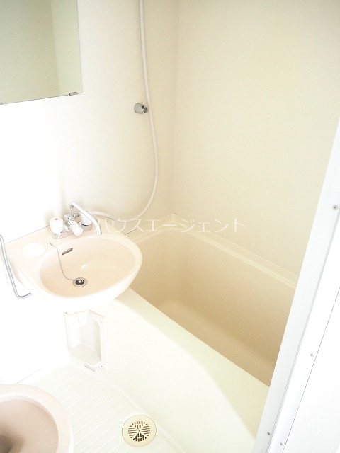 バス・シャワールーム　３点ユニットバスは、お掃除しやすいです。※写真は別号室参考画