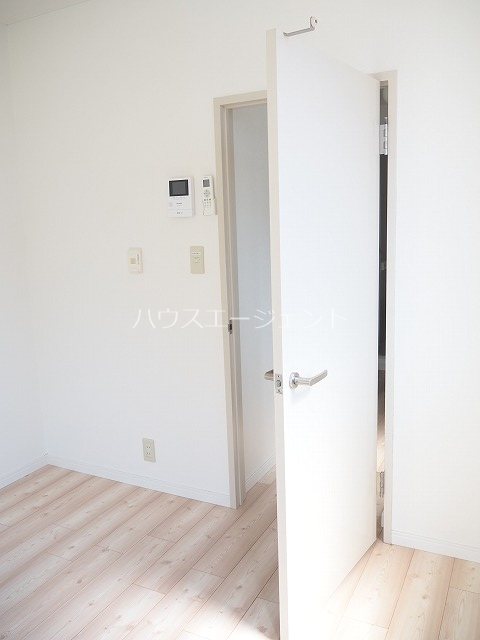 その他部屋・スペース　リビングとキッチンの間はドアで仕切っております。※写真は別号