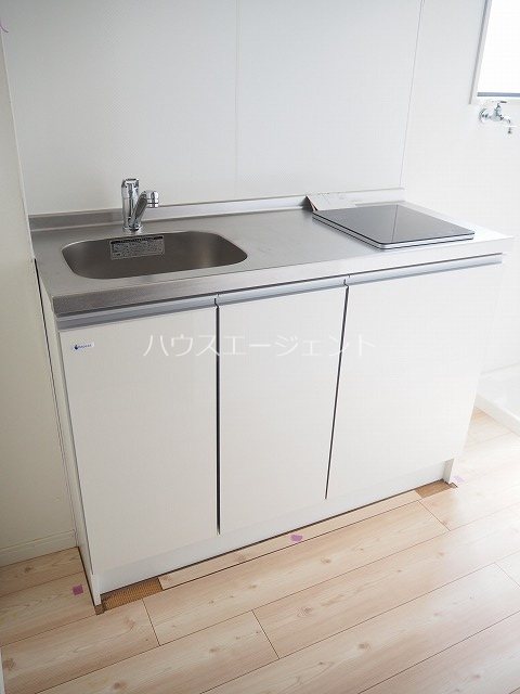 キッチン　ＩＨ一口コンロ付です、すぐにお料理できます。※写真は別号室参