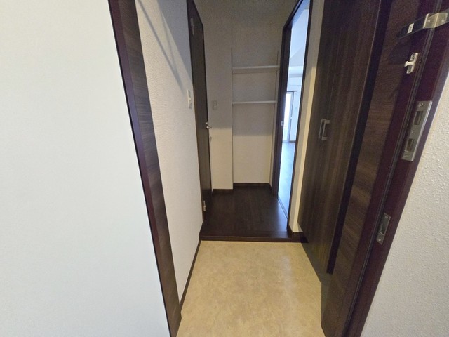 玄関　サンプル画像　建具、床色異なることがあります。