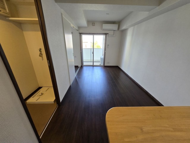 居室・リビング　サンプル画像　建具、床色異なることがあります。