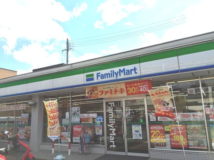 コンビニ　ファミリーマート（コンビニ）まで600m