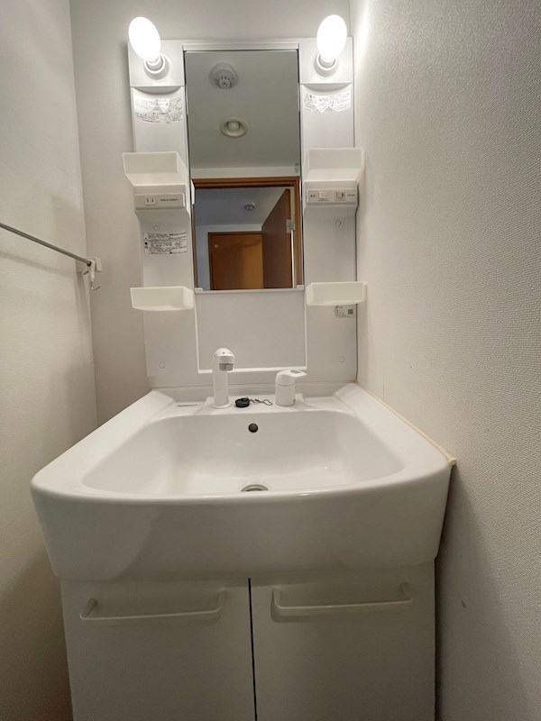 洗面設備　※同タイプの他のお部屋です