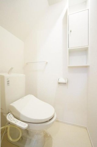 トイレ　落ち着いた色調のトイレです