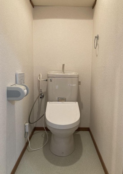 トイレ　温水洗浄便座付きです