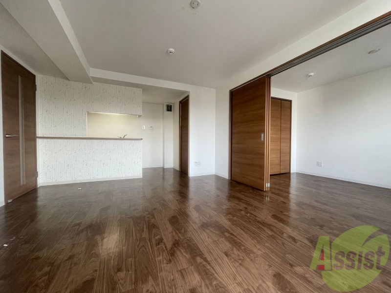 居室・リビング　日当たりが良くて心地よく過ごせそうなお部屋です。
