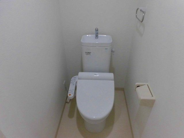 トイレ　温水洗浄便座付のトイレです。