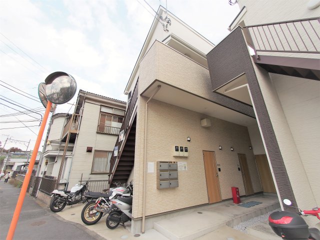 建物外観　シンプルで落ち着いたデザインの外観です