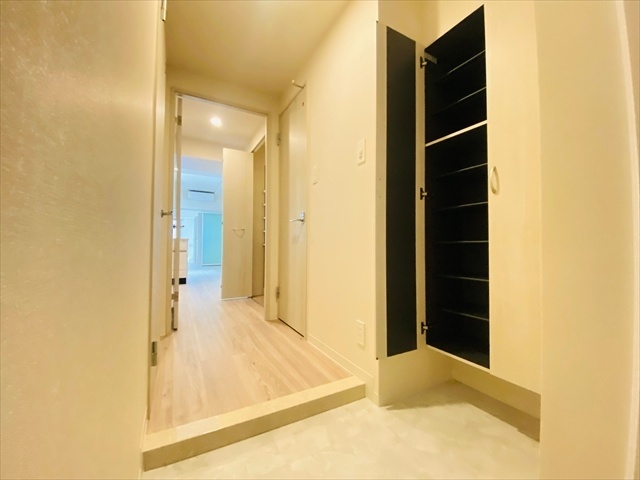 玄関　同一建物内６０１号室内装写真転載