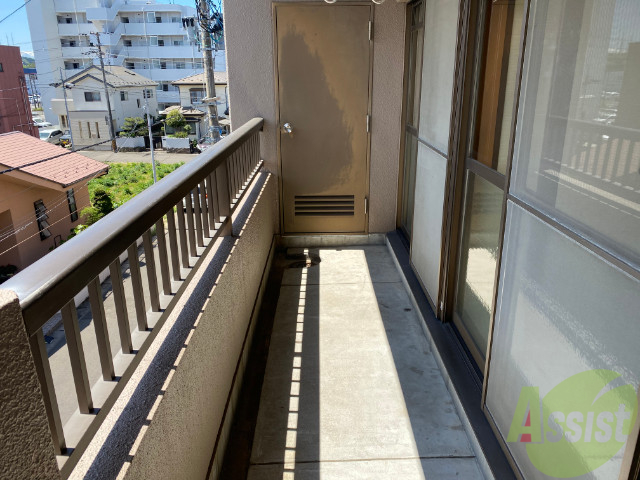 バルコニー　バルコニーは洗濯物を干すのに十分な広さがありますね。