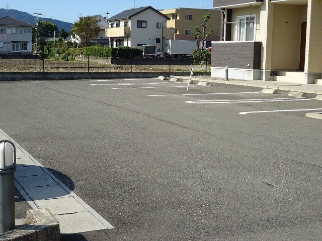 駐車場　車をお持ちの方に嬉しい駐車場付きの物件です