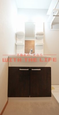 洗面設備　独立洗面台、小物を置くことができて便利です