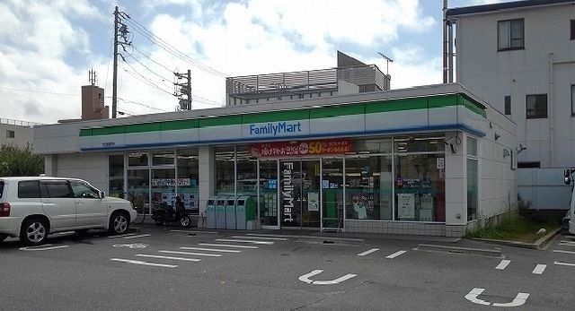 コンビニ　ファミリーマート（コンビニ）まで600m
