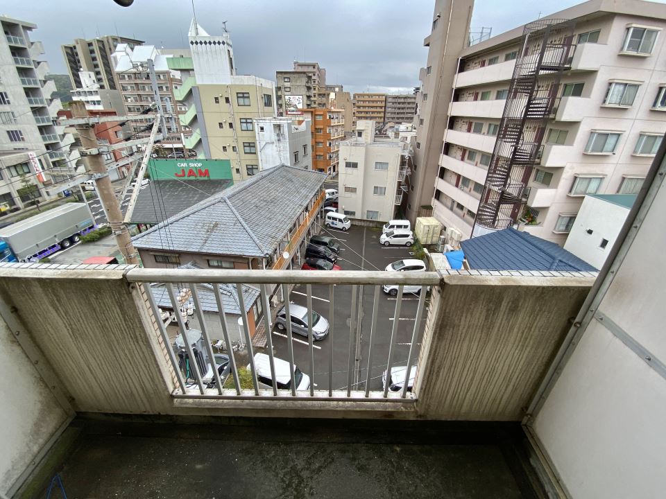 バルコニー　遮蔽物がないので明るいお部屋です