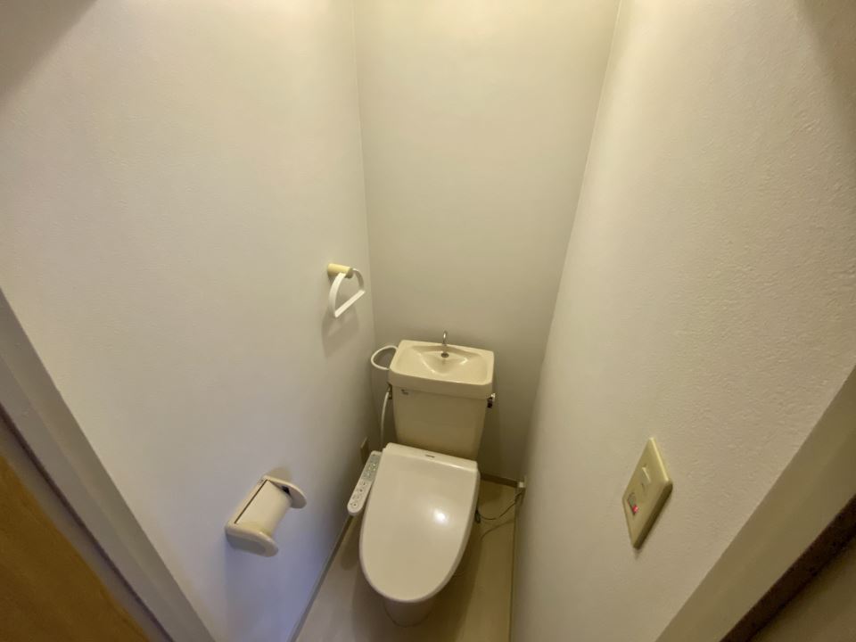 トイレ　温水洗浄便座　上に便利な棚があります