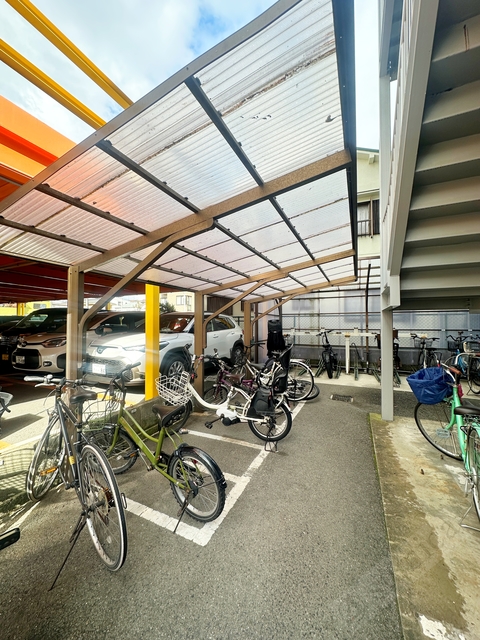 その他共有部分　屋根付き駐輪場。大事な自転車も雨でも安心♪