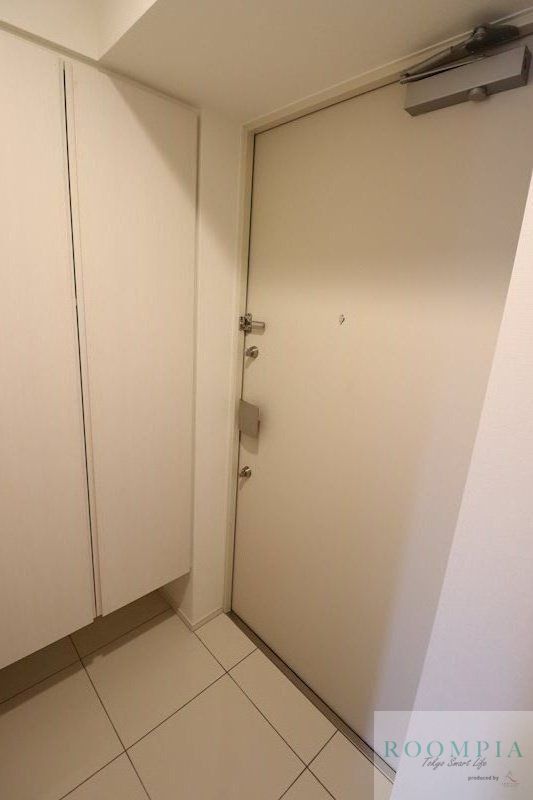 玄関　※同タイプの別のお部屋です。