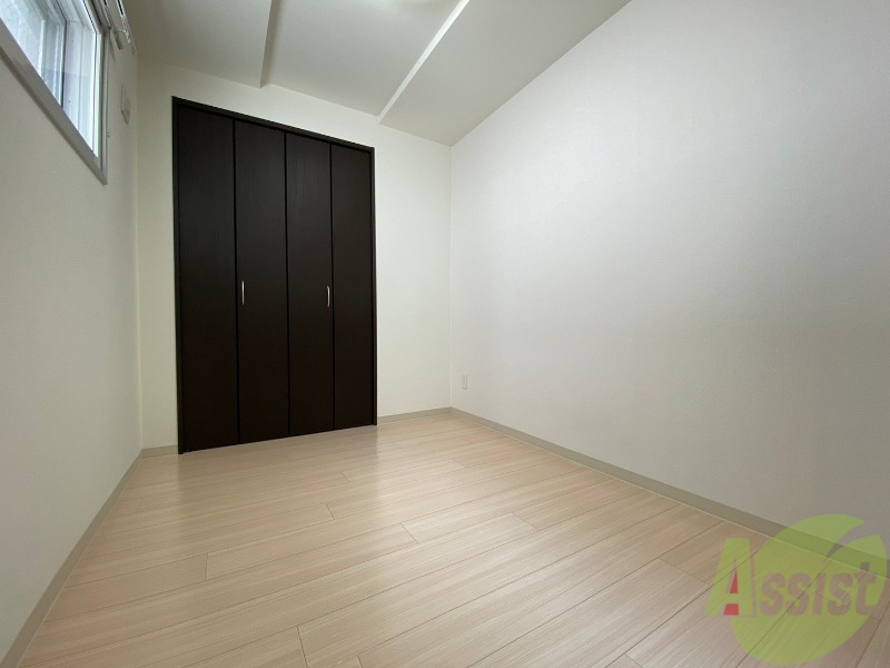 その他部屋・スペース　寝室はこちらです。光が差し込む、温かみのあるお部屋です。